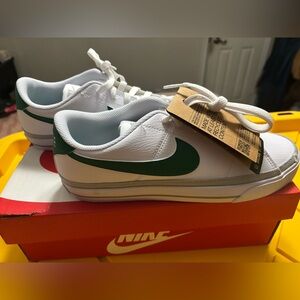 Women’s NIKE COURT LEGACY LO size 9.5